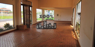 CASA COMERCIAL - ALUGANDO   - Foto 1 de 16
